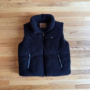 BearPaw Women’s plush Sherpa vest size XL
